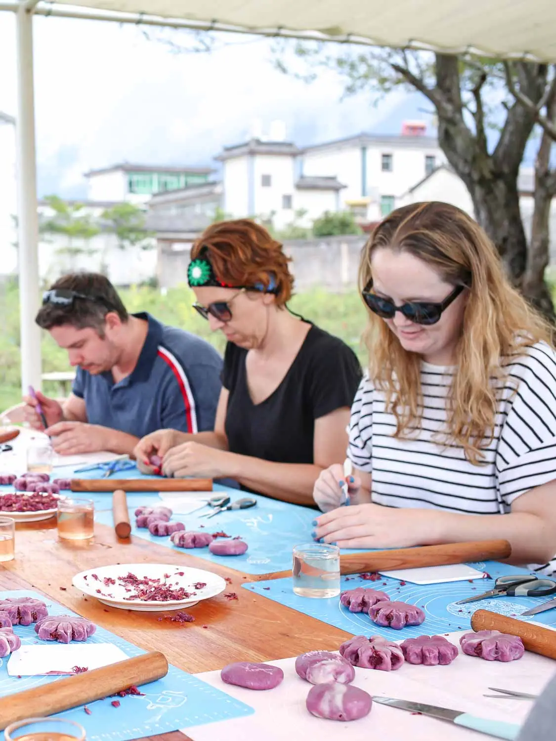 Guests making rose cakes